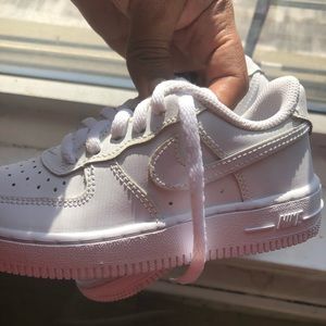 Toddlers sneakers. White.